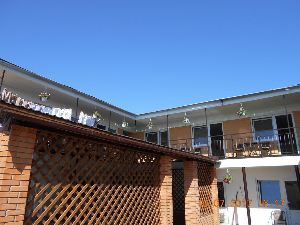 Lastochka Hotel Zaliznyi Port Buitenkant foto