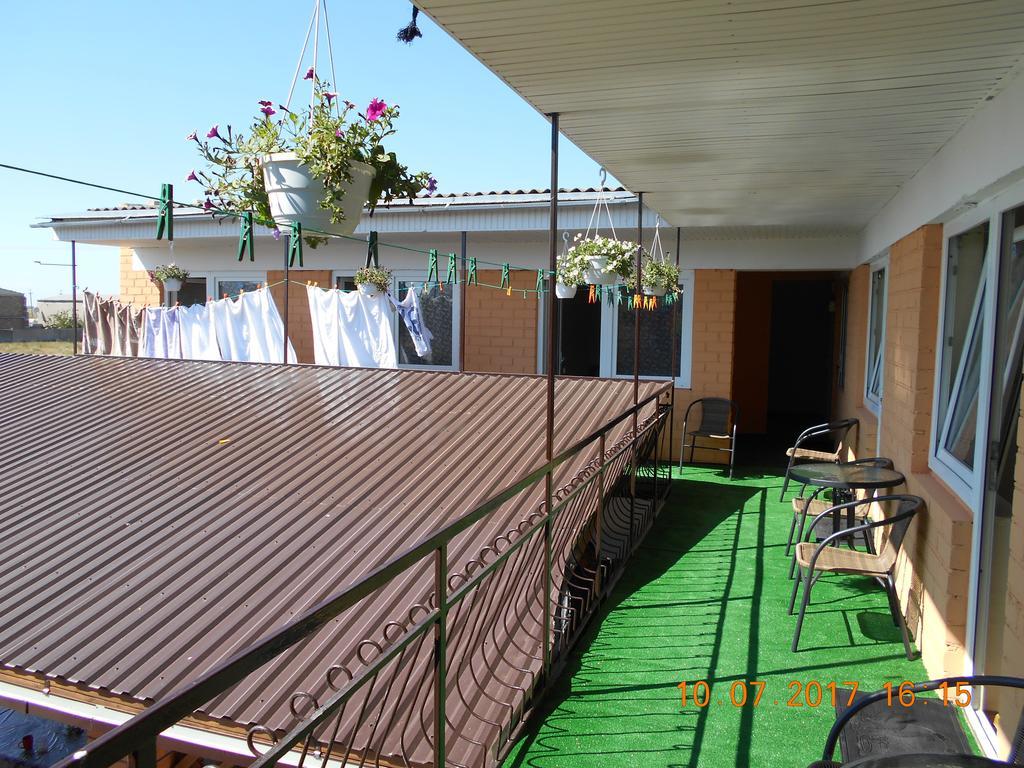 Lastochka Hotel Zaliznyi Port Buitenkant foto