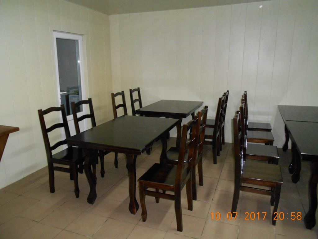 Lastochka Hotel Zaliznyi Port Buitenkant foto