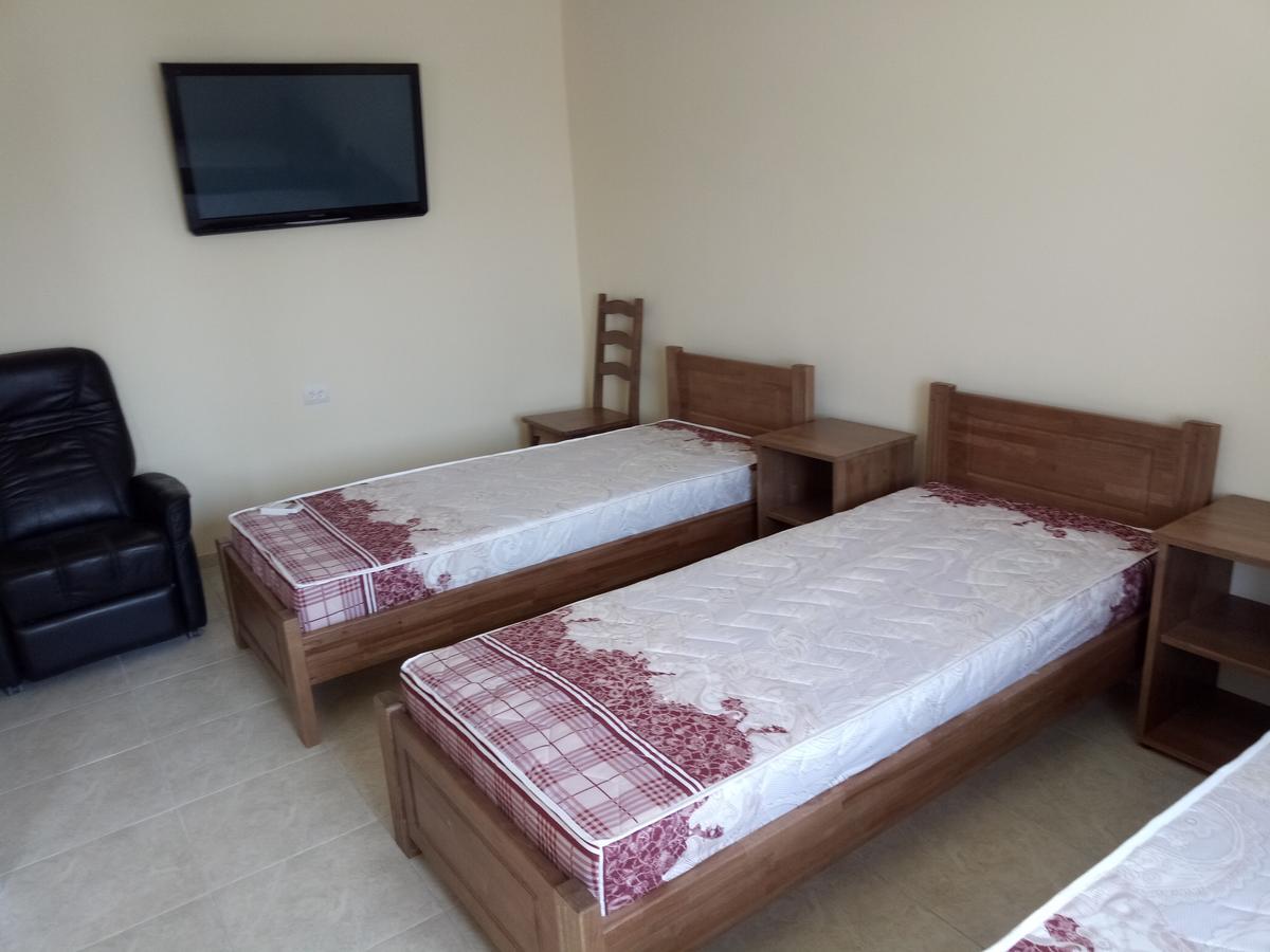 Lastochka Hotel Zaliznyi Port Buitenkant foto
