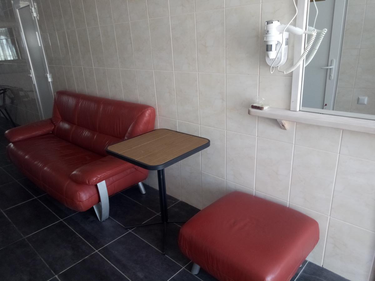 Lastochka Hotel Zaliznyi Port Buitenkant foto