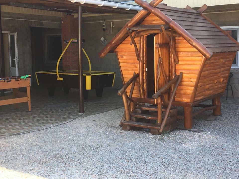 Lastochka Hotel Zaliznyi Port Buitenkant foto